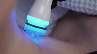 Profesyonel gençleştirme donanım prosedürleri. Vakum temizleme, nemlendirici ve cilt parlatıcı kozmetoloji kliniğinde tanınmayan bir kadın, yakın plan. Ameliyat olmayan kozmetoloji cilt bakımı