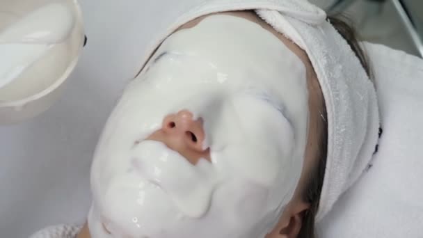 Cosmetologie Spa Wit Masker Bedekt Patiënten Gezicht Ogen Een Schoonheidssalon — Stockvideo