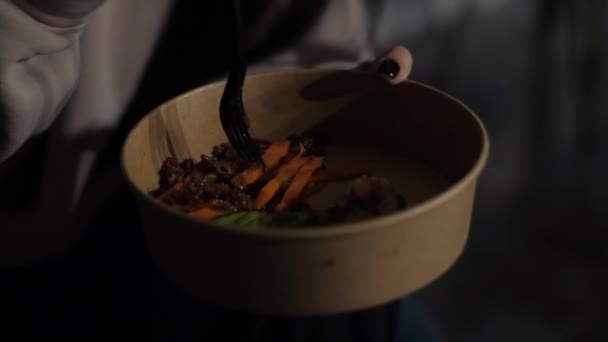 Geceleri Bir Şehir Kafesinde Plastik Çatal Karton Tabaktan Yemek Yiyen — Stok video