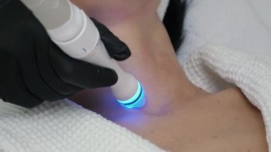 Profesyonel nemlendirici ve gençleştirici donanım prosedürleri. Kozmetik kliniğinde tanınmayan bir kadının boynu vakumla temizlenecek ve cilalanacak. Yakın plan. Ameliyat olmayan kozmetoloji cilt bakımı