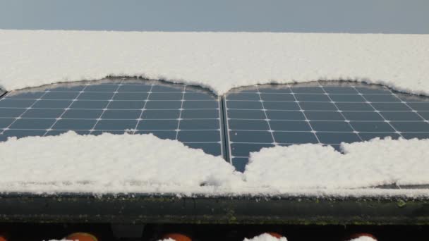 冬季太阳能电池板 清理雪地上的太阳能电池板清除太阳能电池板上的雪 冬季可再生能源 冬季使用太阳能电池板发电 — 图库视频影像