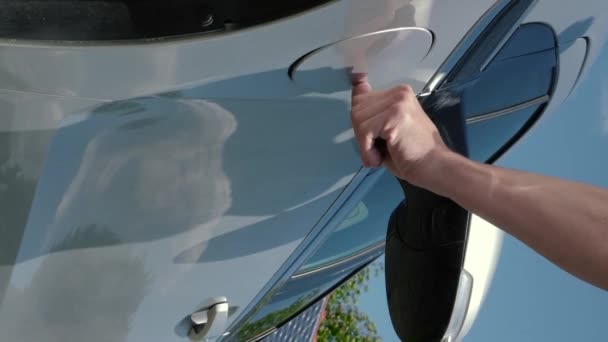 Vertikal Video Med Oigenkännlig Man Som Kopplar Elektrisk Bil Vid — Stockvideo