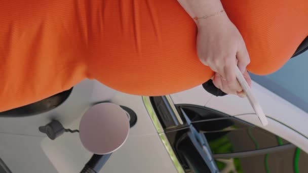 Pionowe Wideo Nierozpoznawalnej Kobiety Ciąży Pomarańczowej Sukience Korzystającej Internetu Smartfonie — Wideo stockowe