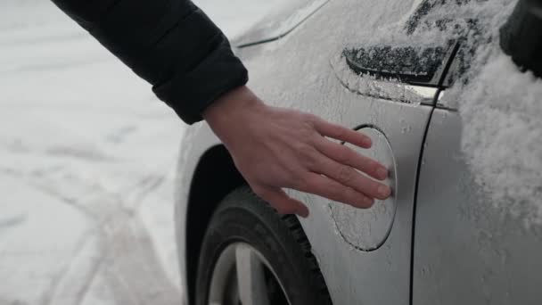 Männliche Hände Stecken Stromanschluss Schnee Nahaufnahme Unbekannter Schließt Ladekabel Elektroauto — Stockvideo