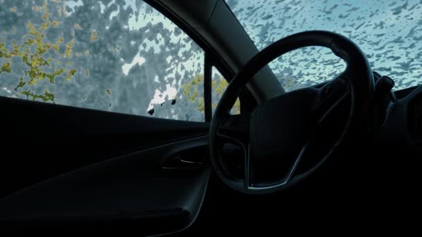 泡がフロントガラスに流れ 時間の経過とともに 自動車洗車 車内からの眺め 路上で車を洗っている クリーン車 — ストック動画