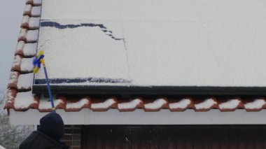 Kardan güneş panellerini temizlemek, uzayı kopyalamak. Kışın güneş panelleriyle elektrik alıyoruz. Karlı bir zamanda güneş enerjisi paneli. Tanınmayan adam güneş panellerinden kar temizledi. Yenilenebilir enerji