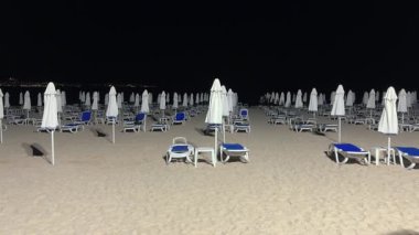 Akşamları huzurlu ve huzurlu sahiller, Karadeniz 'in barışçıl ve davetkar atmosferine katkıda bulunan çeşitli şemsiyeler ve şemsiyeler sergiliyor.