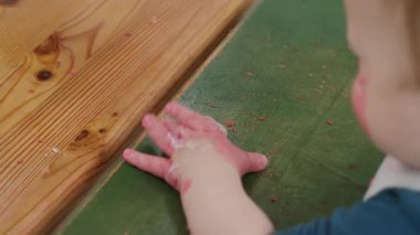 Neşeli çocuk renkli kurabiyeleri zevkle keşfeder, çeşitli dokularla ilgilenir, yaratıcılığı keşfeder ve eğlenceli yemek aktiviteleriyle öğrenir.