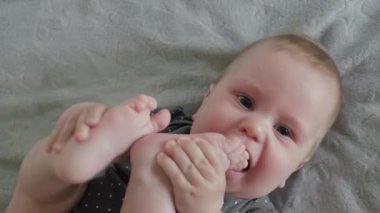 Neşeli bir bebek küçük, oynak ayaklarıyla oynar, hoş ifadeler ve meraklar sergiler, neşe ve merakla dolu masum çocukluğun büyüleyici özünü somutlaştırır.