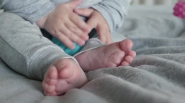 Bebekler küçük eller ve ayaklar masumiyet ve rahatlık duygusunu barışçıl bir şekilde tamamen somutlaştırır. Tanımlanamayan bebek sıcak bir battaniyeye bağlanmış, topa dokunuyor.