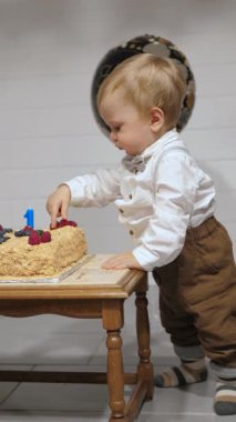 Küçük bebek ilk doğum günlerini büyük bir pasta, canlı ve renkli bir balonla kutluyor, ve heyecan her yerde, saf çocukluk sevinci ve masumiyeti somutlaştırıyor.