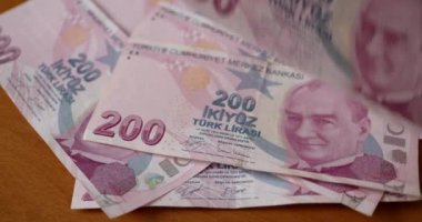 200 lira 'lık Türk banknotları masaya ve birbirinin üstüne düşüyor. Ekonomik sorunlar kavramı ve Türk lirasının değerini düşürme.