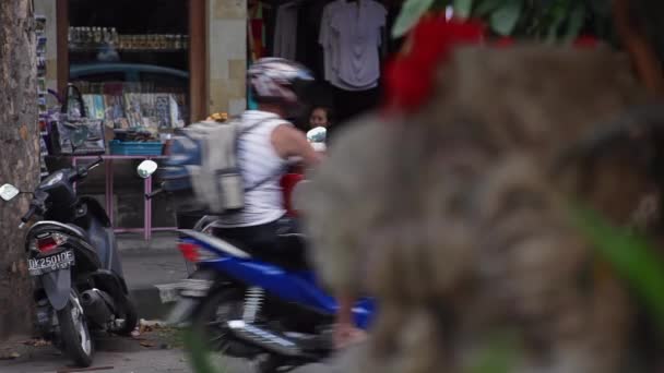Ней Проходит Небольшая Улица Мотоциклами Переднем Плане Находится Разряженная Статуя — стоковое видео