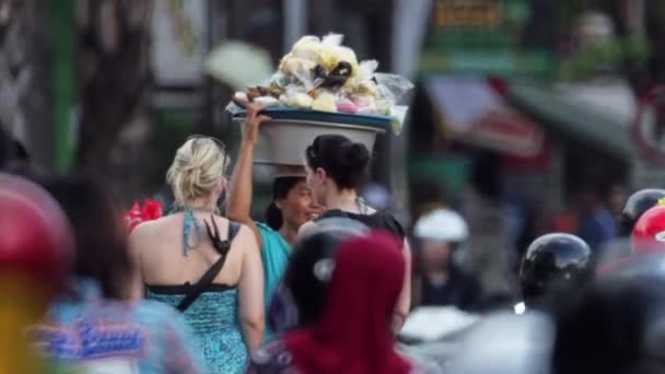 Una Vendedora Callejera Asiática Con Una Gran Cuenca Con Varios — Vídeo de stock
