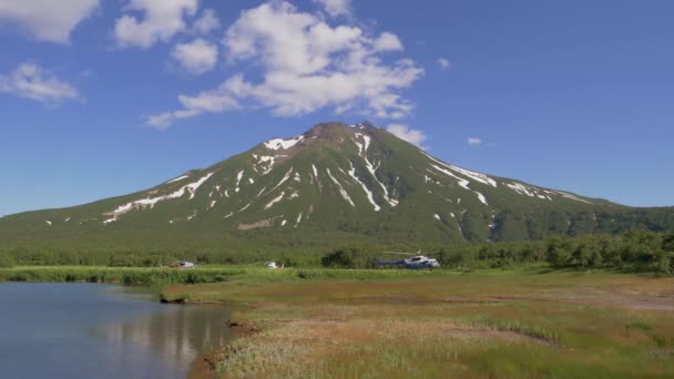 Elicottero Decolla Sullo Sfondo Vulcano Pittoresco Riva Lago Kamchatka Paesaggio — Video Stock