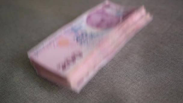 顔の価値が200リラのトルコのリラ紙幣の厚い山が灰色の布に投げ込まれる トルコ通貨の最も深刻なインフレの概念 トルコのリラの秋 — ストック動画