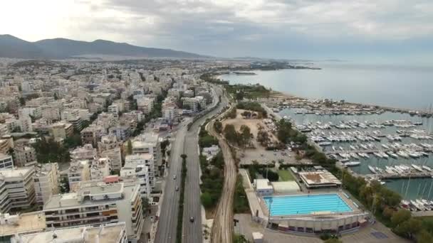 Widok Latającego Drona Nad Greckim Miastem Ateny Położony Między Górami — Wideo stockowe