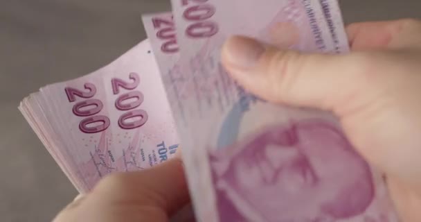 手の閉鎖は 新しいトルコのリラ紙幣をカウントします 手は200リラの額面のトルコリラの紙幣を保持し お金をカウントします 財政戦略と貯蓄の概念 — ストック動画