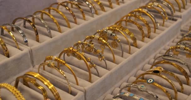 Biżuteria Wykonana Złota Postaci Bransoletek Elementami Amuletów Oknie Sklepu Jubilerskiego — Wideo stockowe