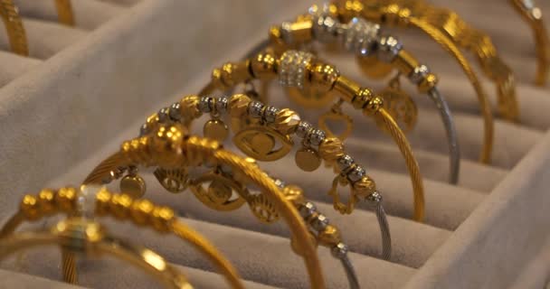 Złote Bransoletki Dla Kobiet Zbliżenie Pokręcone Ażurowe Bransoletki Wykonane Ręcznie — Wideo stockowe