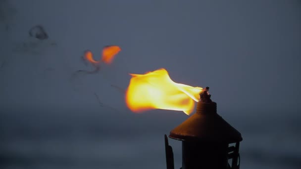 Rauchende Flamme Einer Brennenden Fackel Auf Dunkelgrauem Verschwommenem Hintergrund Abendhimmel — Stockvideo