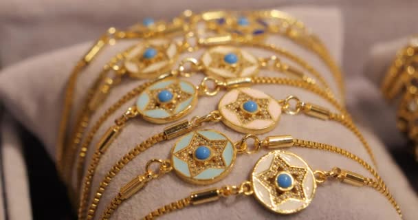 Gouden Armbanden Zachte Grijze Pads Een Juweliersetalage Gouden Armbanden Met — Stockvideo