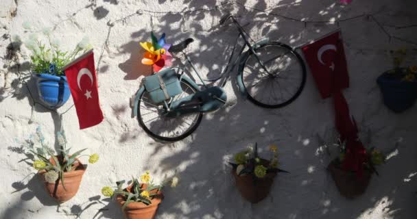 Skladba Stěně Bicyklem Tureckou Vlajkou Duhovým Spinnerem Duhové Barvy Symbolizují — Stock video