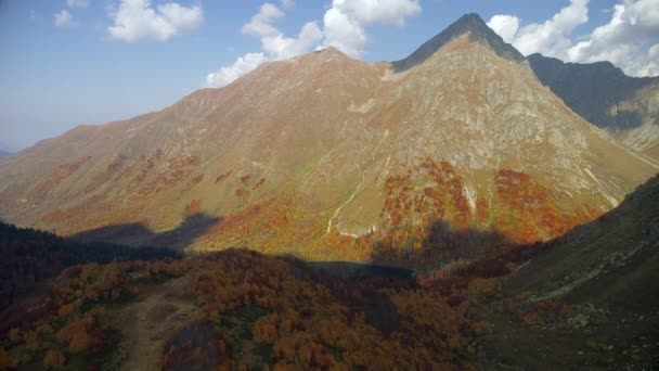 Skalnaté Horské Vrcholy Podzimním Lesem Úpatí Hor Proti Modré Obloze — Stock video