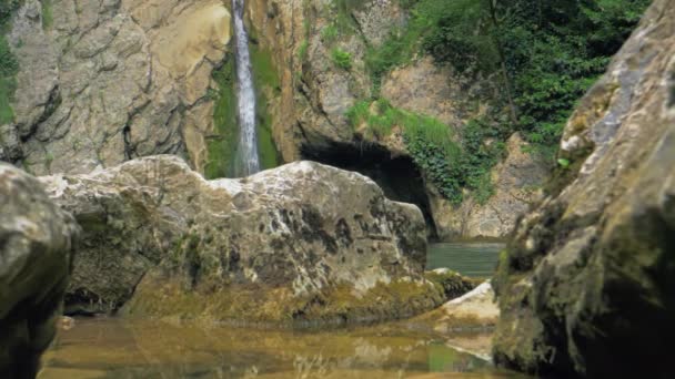 Cachoeiras Encostas Montanha Formadas Por Riachos Primavera Derretimento Primavera Neve — Vídeo de Stock