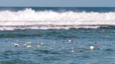 Kıyı şeridi boyunca denizin yüzeyinde yüzen çöpler. Modern deniz ve okyanus ekolojisi problemi. Vahşi yaşamı insan uygarlığının israfıyla kirletme kavramı..