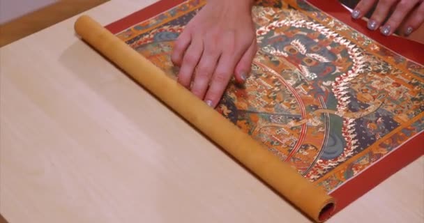 Close Dari Wanita Tangan Membuka Kanvas Dengan Lukisan Tradisional Masyarakat — Stok Video