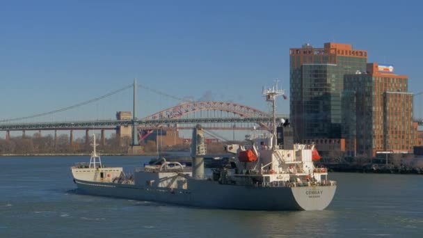 América Nueva York Roosevelt Island Bridge Una Barcaza Gris Flota — Vídeo de stock