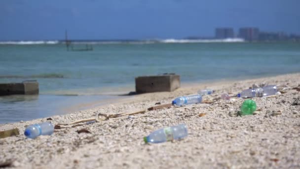 Menselijke Onzorgvuldigheid Vorm Van Weggegooid Plastic Een Strandvakantie Leidt Tot — Stockvideo