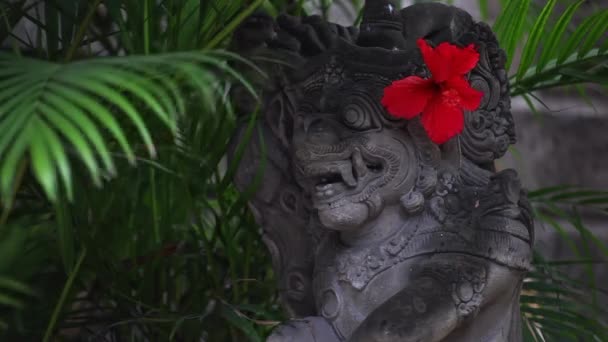 Eine Antike Steinstatue Einer Indonesischen Gottheit Stein Gehauen Und Mit — Stockvideo