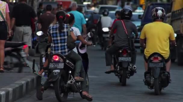一条繁忙的街道 有摩托车 汽车和人走在人行道上 现代城市的活跃生活 城市街道上人多 车辆多的概念 — 图库视频影像