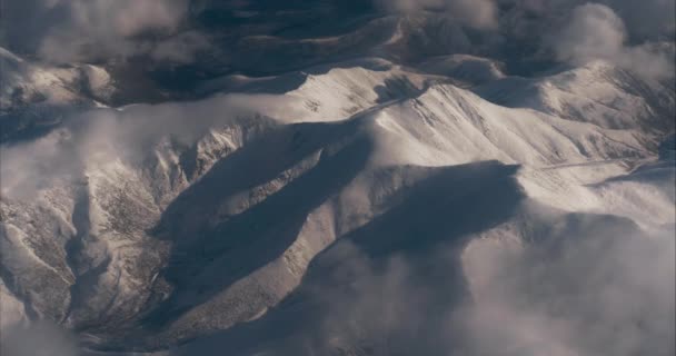 Hóval Borított Csúcsok Magas Hegyek Gerincei Fehér Felhőkkel Körülvéve Madártávlatból — Stock videók