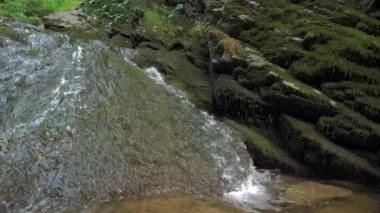 Dağlardaki karların eriyen pınarın saf suları vadilere akar. Dağların kayalık yamaçları boyunca dağ dereleri akar. Dağlarda bahar kavramı.