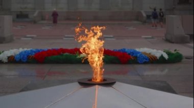 İkinci Dünya Savaşı 'nda ölenlerin anısına askeri bir anıta yanan bir ateş. Beş köşeli bir yıldızın merkezinde yanan sonsuz bir alev şeklinde savaş anıtı..