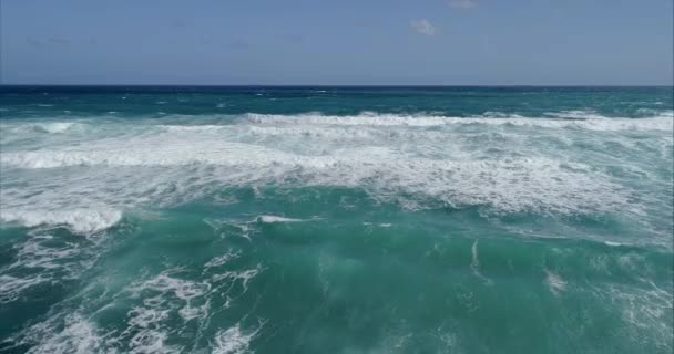 Ocean Surf Fale Biała Piana Morska Tle Jasnoniebieskiego Nieba Wybrzeże — Wideo stockowe