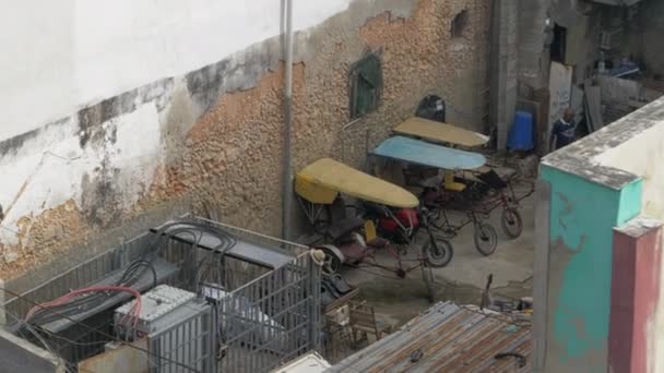 Kubańskie Riksze Rowerowe Zaparkowane Małym Podwórku Biednej Miejskiej Części Hawany — Wideo stockowe