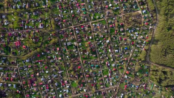 在被森林包围的村庄的乡村房屋上 无人驾驶飞机从上到下地射击 这个村子被一条直线的街道隔开了 生态清洁地区的生活概念 — 图库视频影像