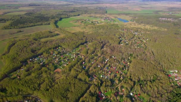 Horní Pohled Létajícího Dronu Pestrobarevných Střechách Domů Vesnice Obklopených Zeleným Videoklip