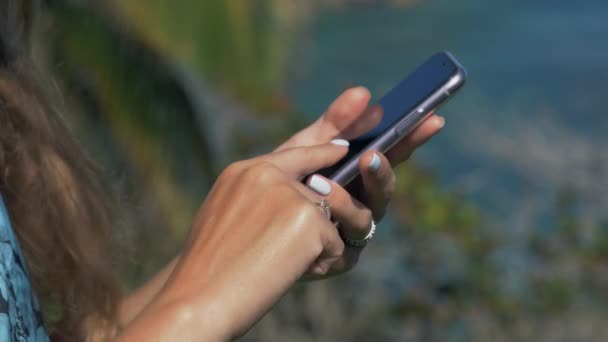 Kvindelige Hænder Med Smartphone Close Fingre Bladre Gennem Skærmen Sløret – Stock-video