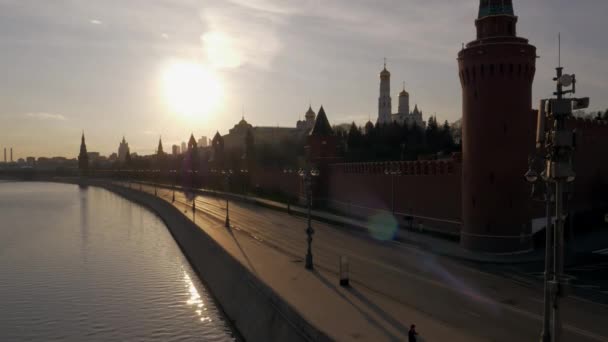 Rusko Moskva Prázdná Cesta Podél Nábřeží Řeky Moskvy Hradeb Moskevského Stock Video