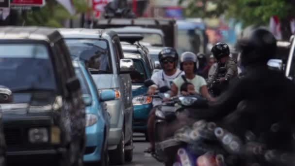 Motoqueiros Descem Rua Primeiro Plano Uma Mulher Asiática Com Uma — Vídeo de Stock