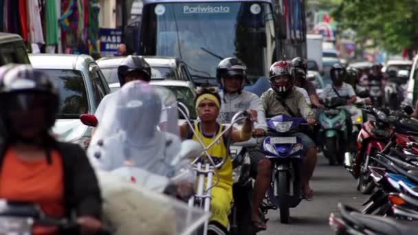 Pomalá Městská Doprava Velkých Městech Motocyklisté Pestrobarevných Helmách Motocyklech Silnici — Stock video