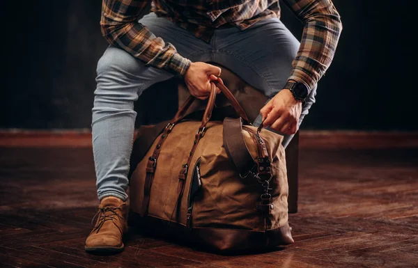 stock image Man hold brown shoulder canvas bag in hand