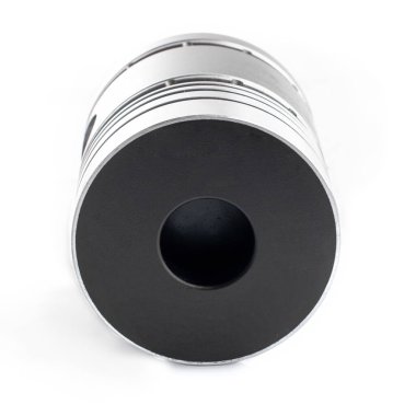 Beyaz arkaplanda izole edilmiş bir araba motorundan çıkan yeni Piston