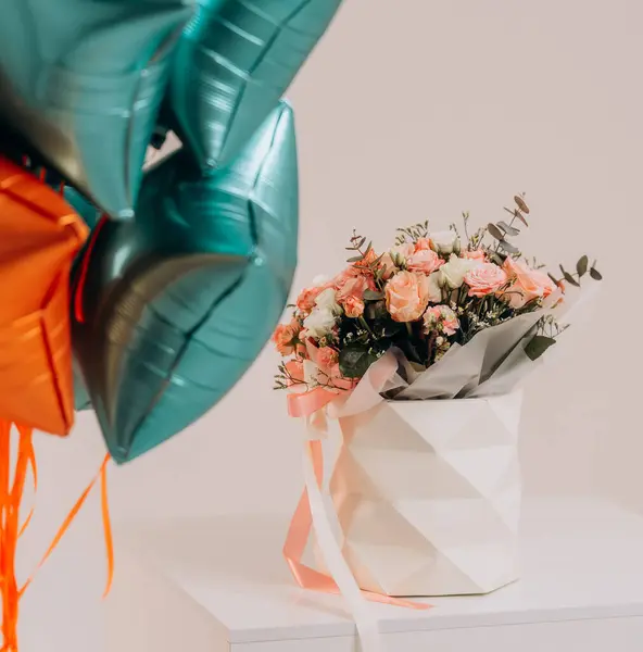 Beau Bouquet Roses Avec Des Ballons Forme Étoile Près Mur — Photo