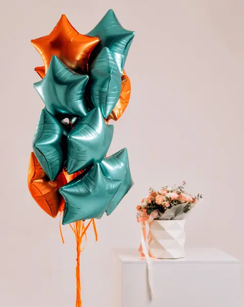 Das Bündel Grüner Und Orangefarbener Luftballons Der Sterne Leuchtet — Stockfoto